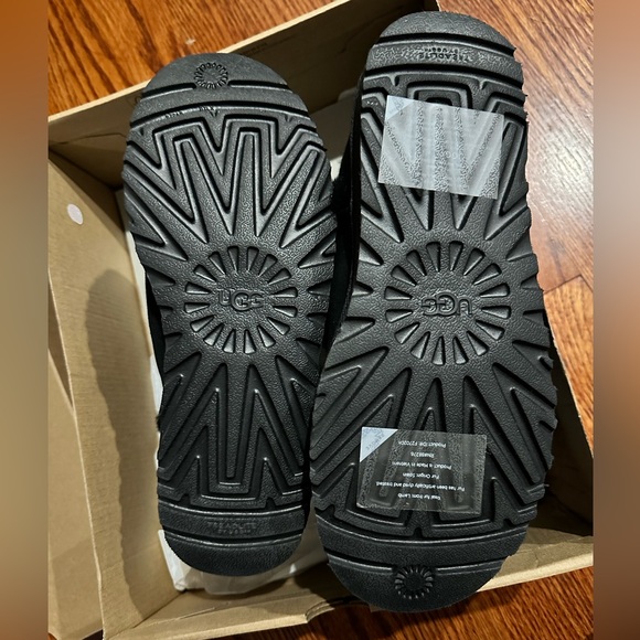 Ugg high low brand new low cut black shearling bootie NIB size 8 - Picture 4 of 4